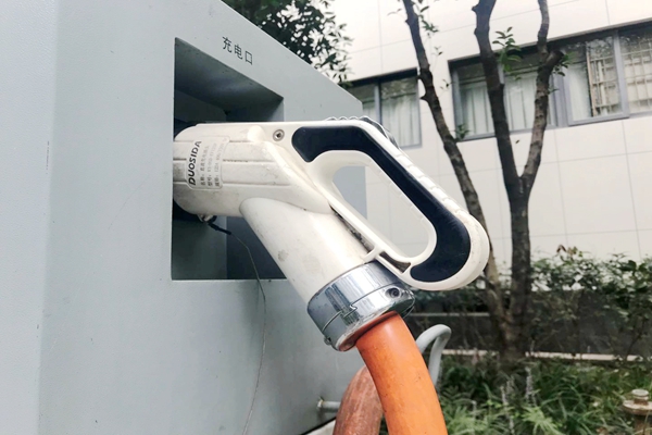 首發集團：北京最大光伏充電停車樓建成投入使用